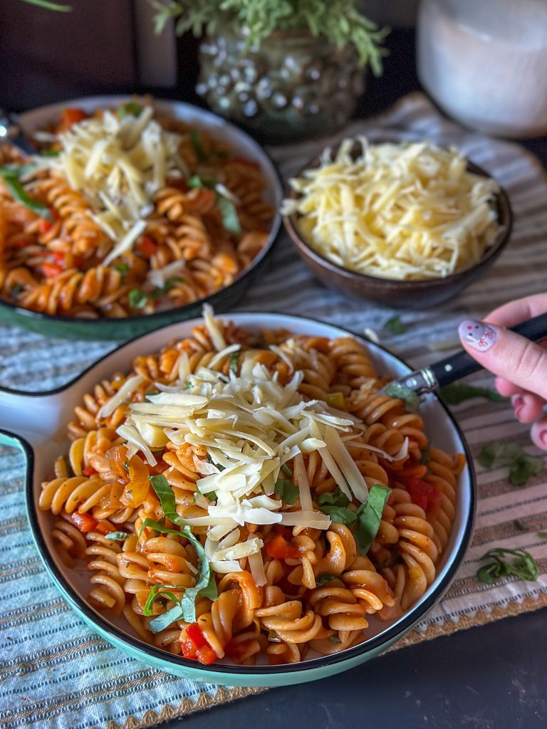 pasta met paprika en prei in kruidige tomatensaus