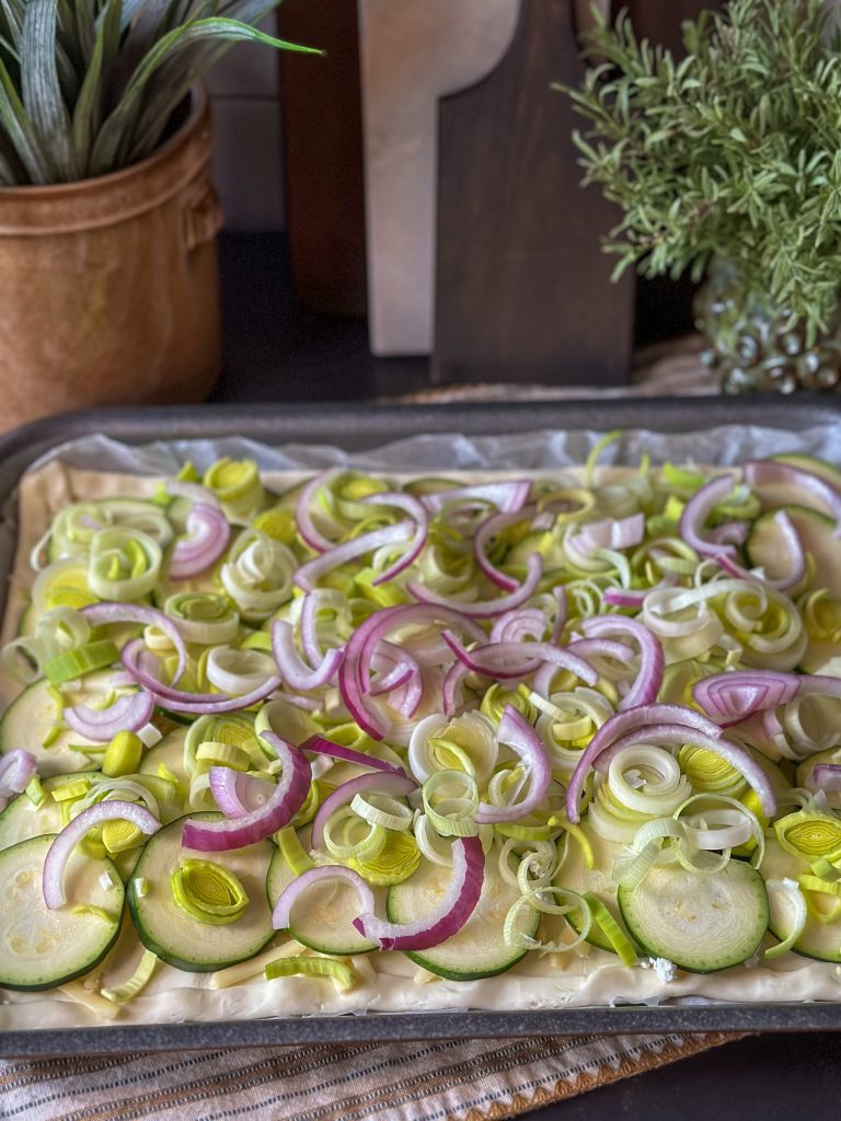 courgette plaattaart met prei en feta