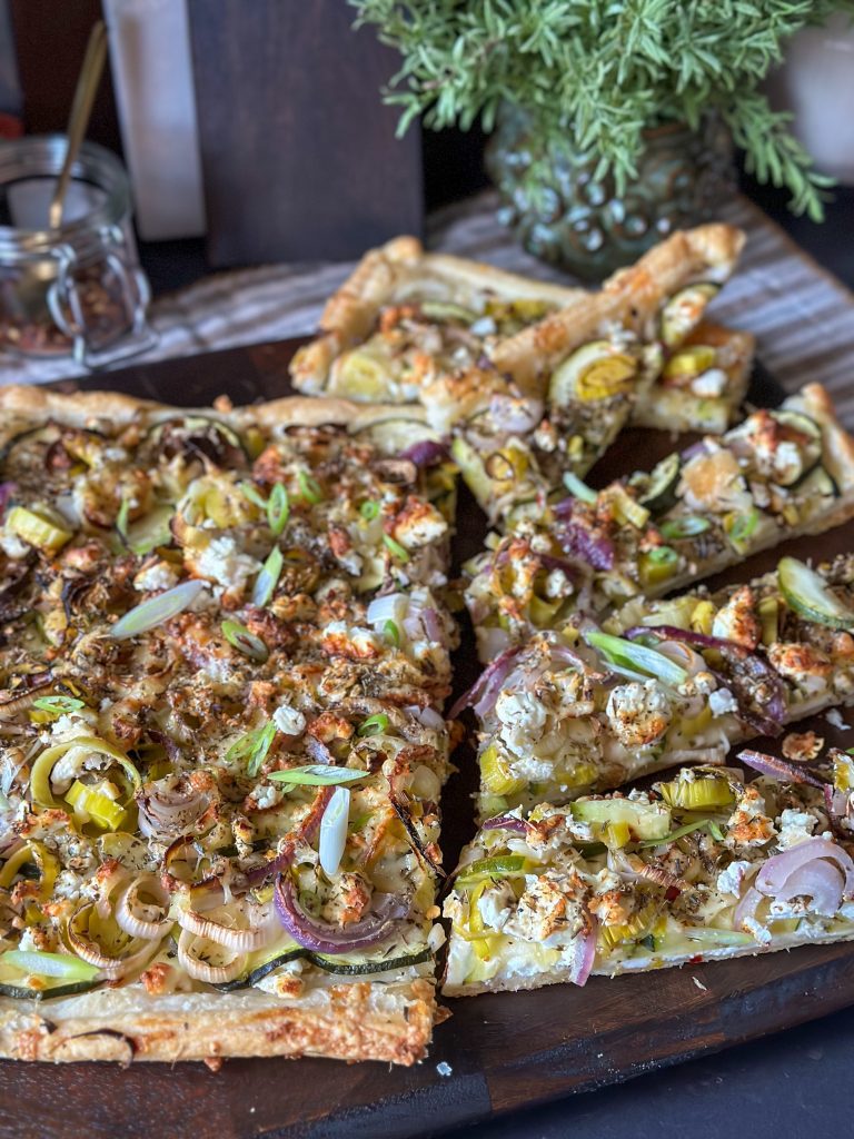 courgette plaattaart met prei en feta