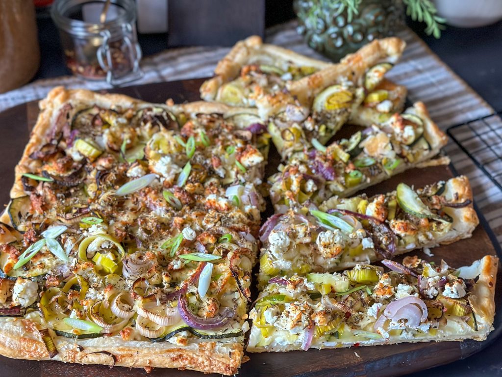 15 lekkere recepten met feta: courgette plaattaart met prei en feta