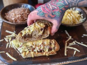 borrelbrood met stoofvlees en zuurkool