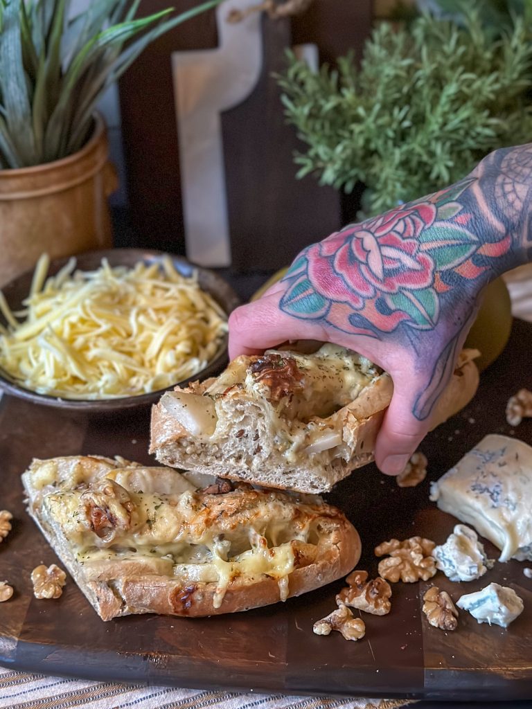 gevuld borrelbrood met peer en gorgonzola 