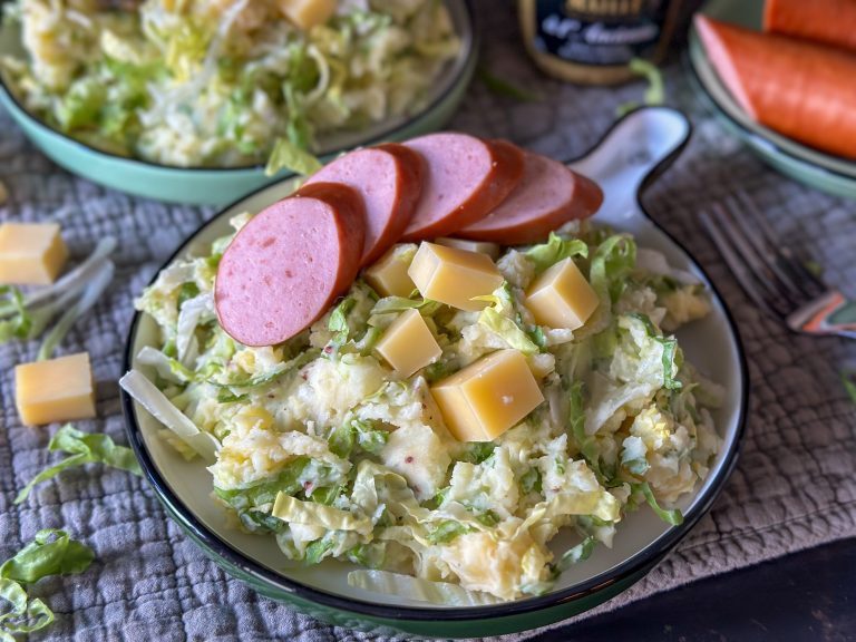 rauwe andijviestamppot met blokjes kaas