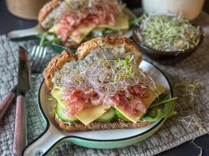 broodje gezond met gebakken ham en kruidenmayonaise