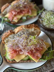 broodje gezond met gebakken ham en kruidenmayonaise