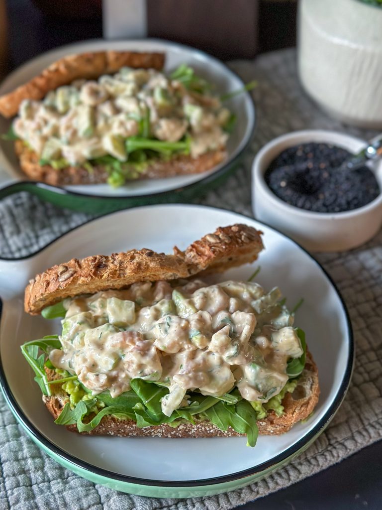 broodje pittige Hollandse garnalen salade