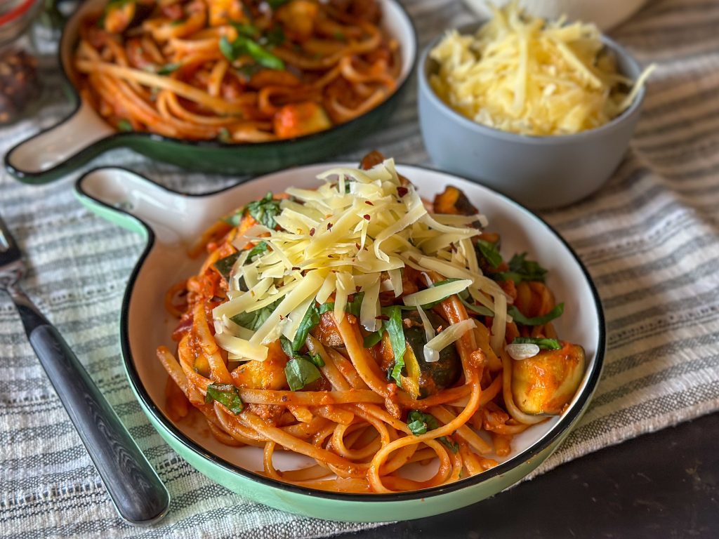 9 lekkere spaghetti recepten: spaghetti in tomatensaus met gehakt en courgette