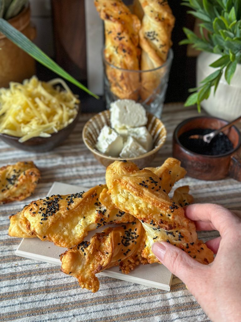 kaasstengels maken bladerdeeg met oude kaas en feta