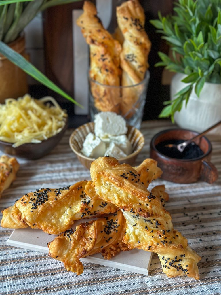 bladerdeeg kaasstengels met oude kaas en feta recept 