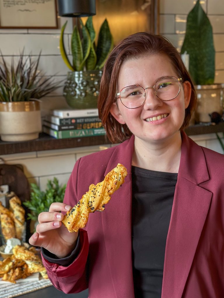 bladerdeeg kaasstengels met oude kaas en feta