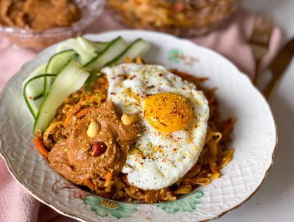 bami met gehakt en pindasaus