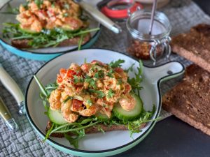 broodje met rivierkreeftjes salade en kerrie