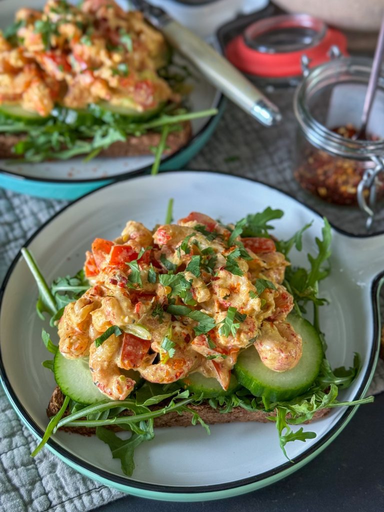 broodje met rivierkreeftjes salade en kerrie