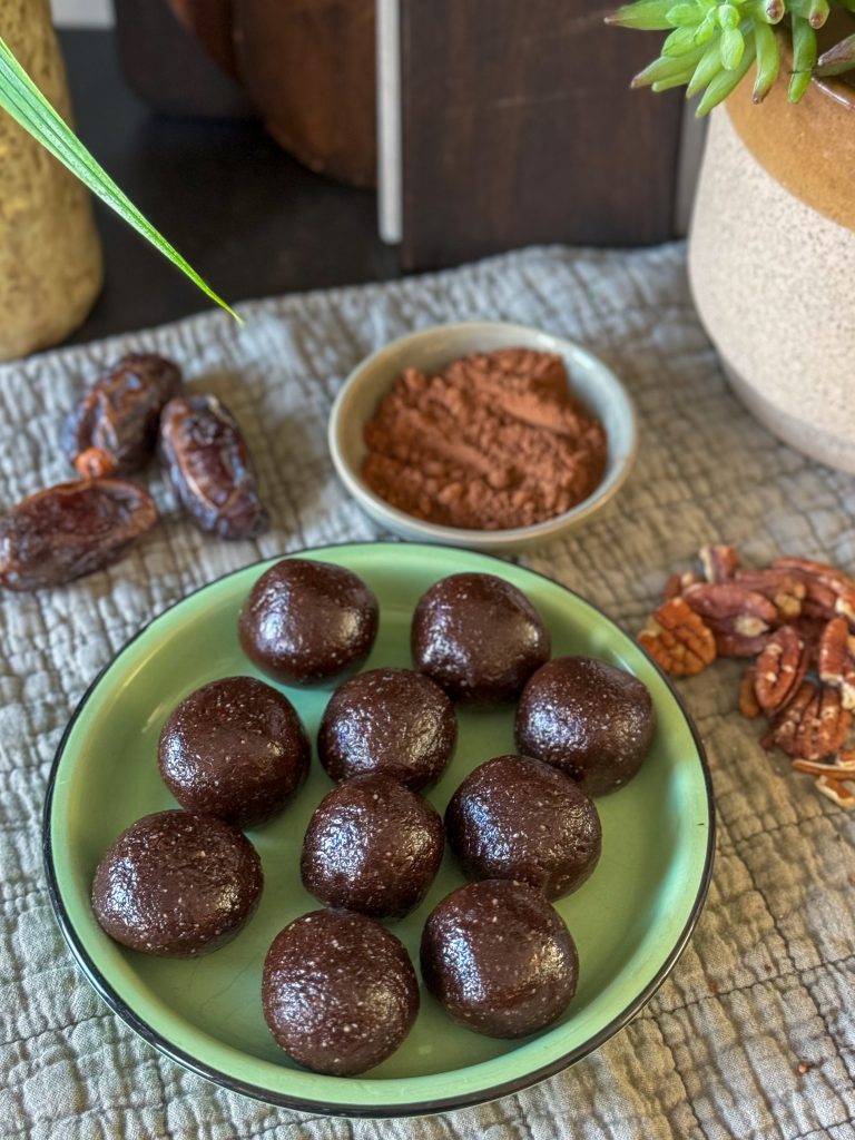 dadelballetjes met cacaopoeder