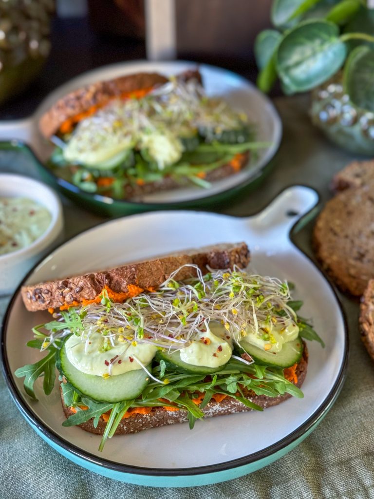 broodje filet americain met avocado mayonaise 