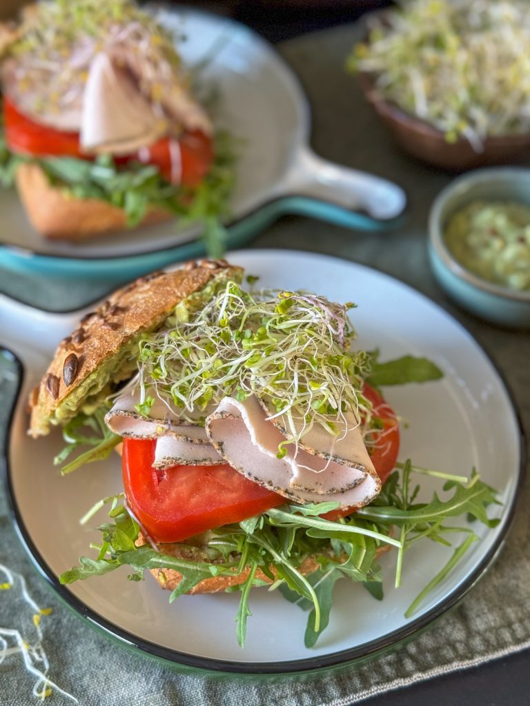 broodje vegan kipfilet met avocado mayonaise
