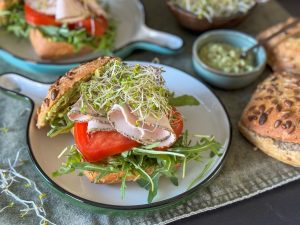 broodje vegan kipfilet met avocado mayonaise