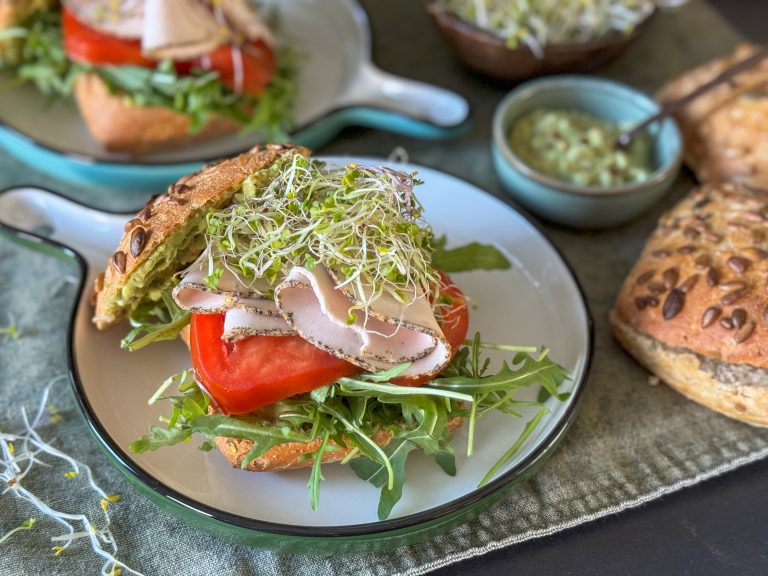 broodje vegan kipfilet met avocado mayonaise