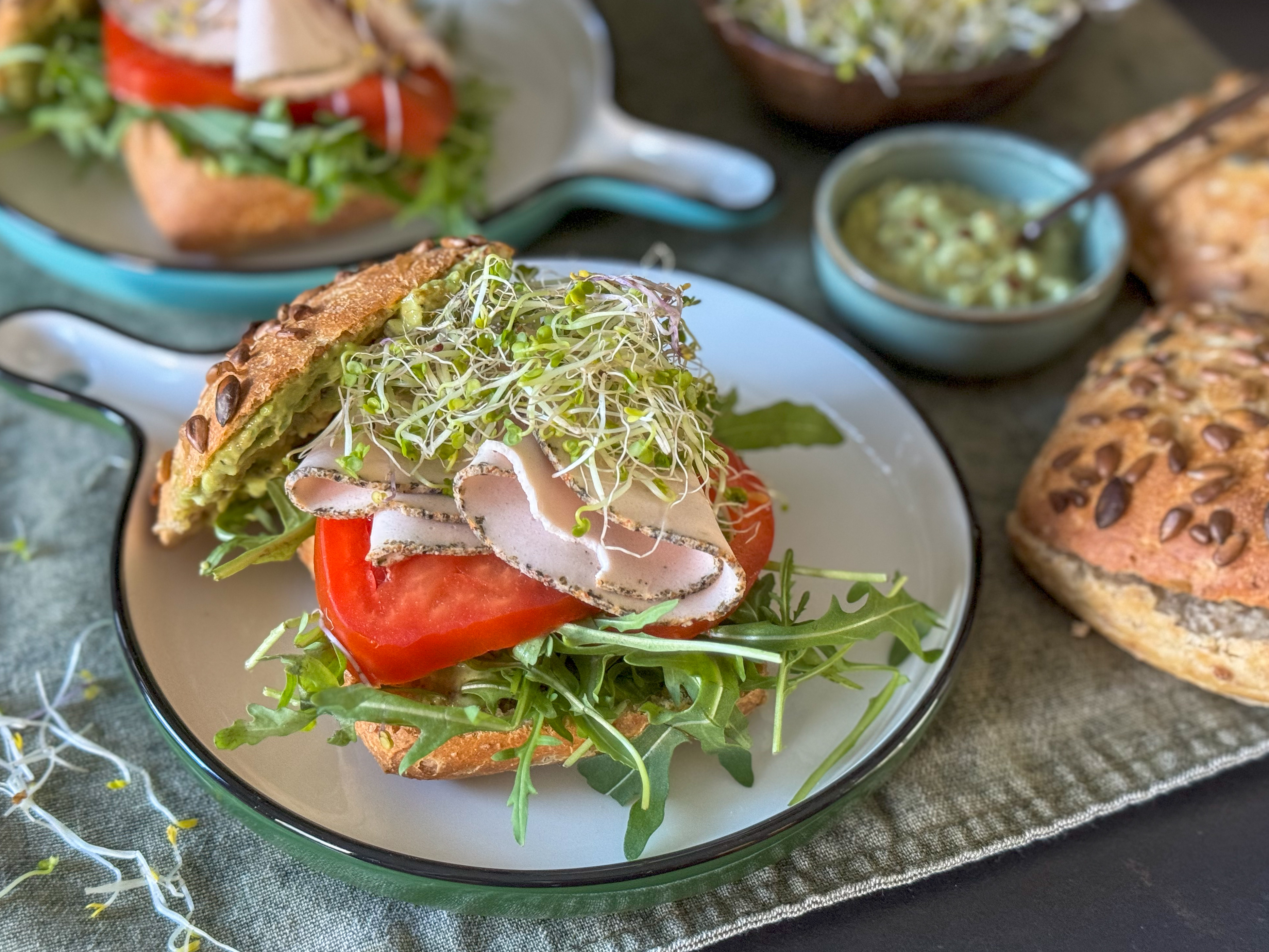 broodje vegan kipfilet met avocado mayonaise