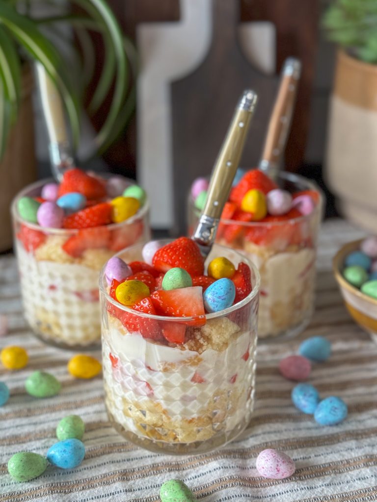 trifle met lemon curd en aardbeien