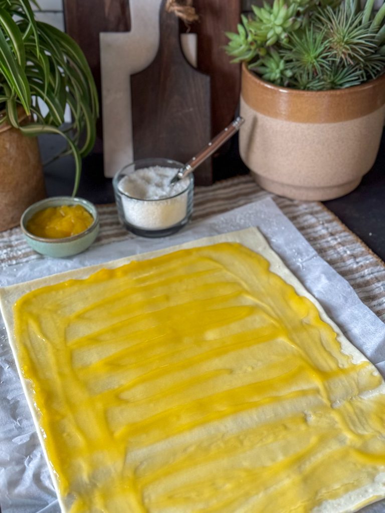 Bladerdeeg stengels met lemon curd