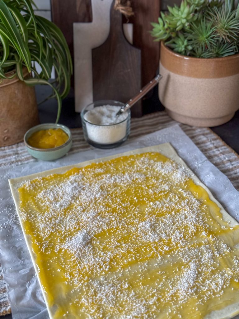 Bladerdeeg stengels met lemon curd
