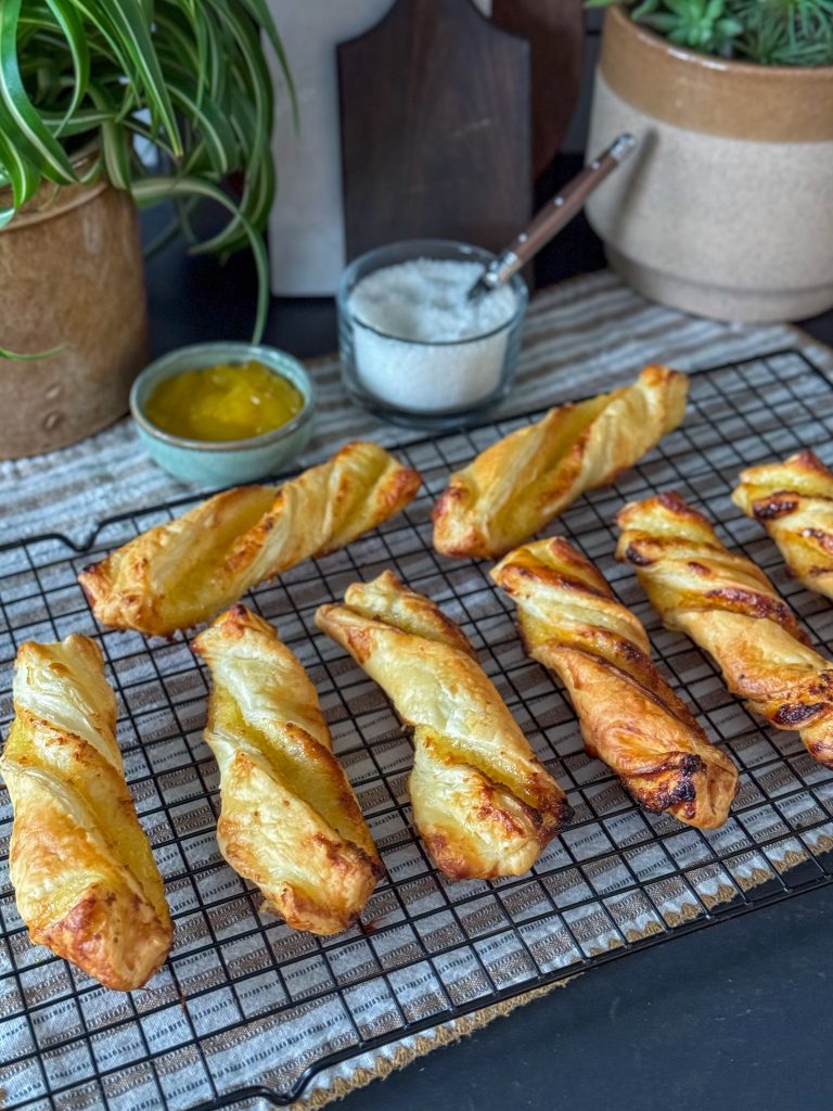 bladerdeegstengels met lemon curd 