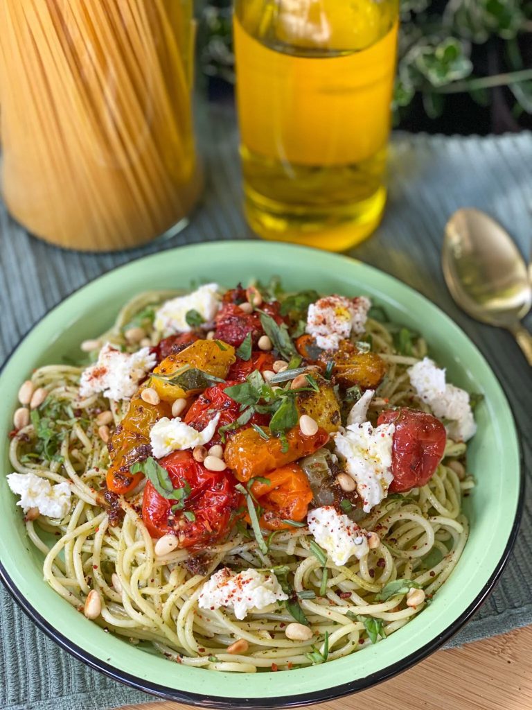 vegetarische pasta met pesto en geroosterde tomaten