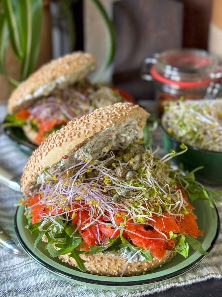 bagels met gerookte zalm en zelfgemaakte kruidenroomkaas 