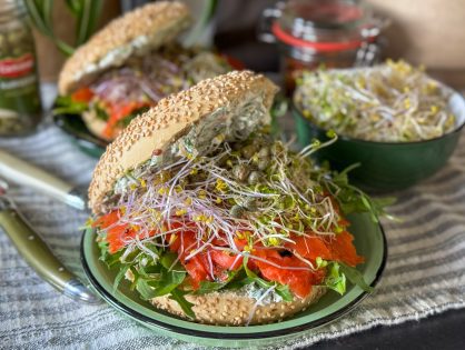 bagel met gerookte zalm en kruidenroomkaas