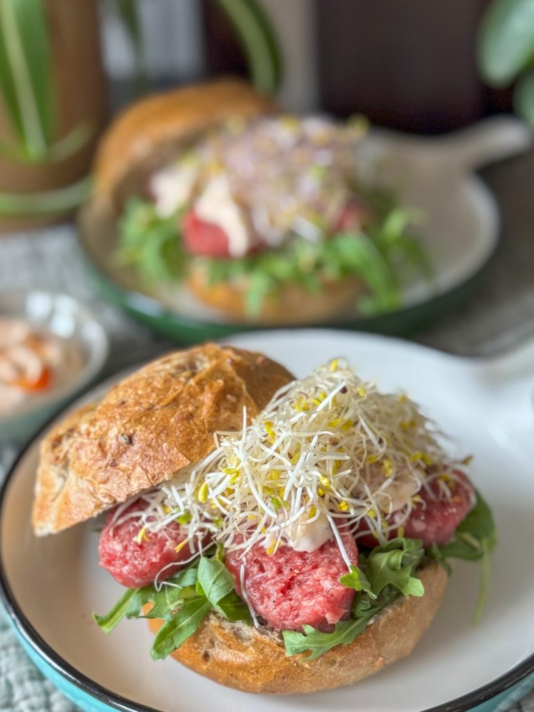 broodje ossenworst met pittige sriracha mayonaise