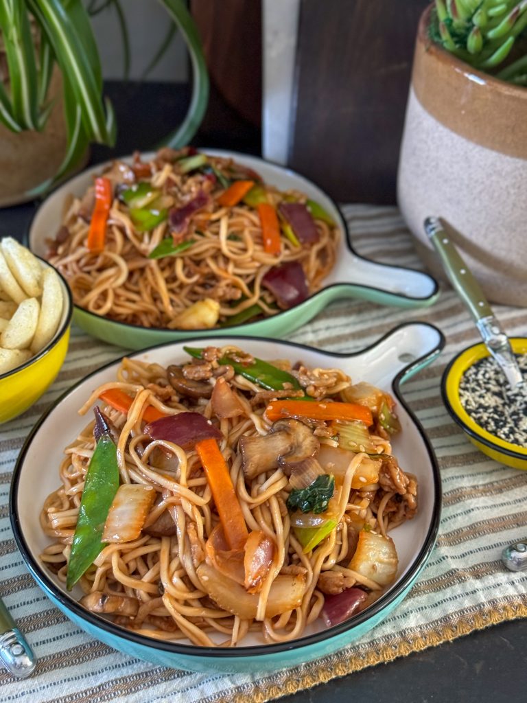 noedels met honing soja woksaus 