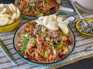 noedels met kipgehakt in honing sojasaus