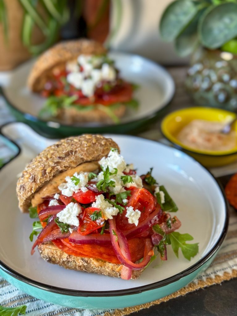 broodje chorizo met gebakken uien en tomaat