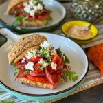 broodje chorizo met gebakken uien en tomaat