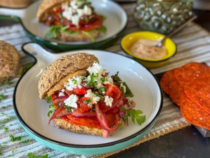 broodje chorizo met gebakken uien en tomaat