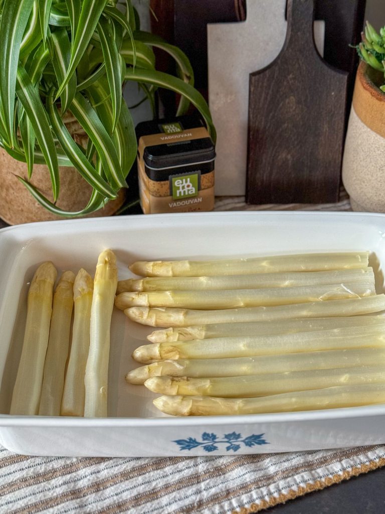 witte asperges in bechamelsaus