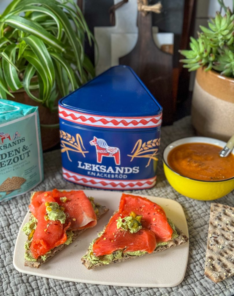 cracker met gerookte zalm