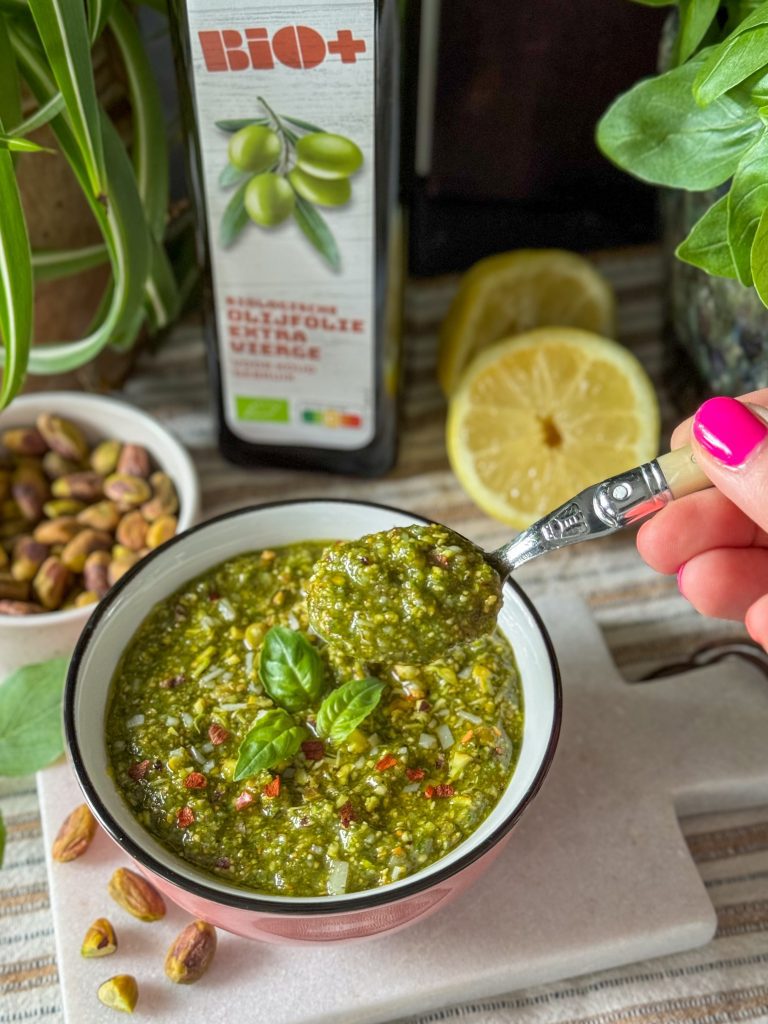 pinit pistache pesto zelf maken – romig recept zonder pijnboompitten, perfect voor op brood of door pasta