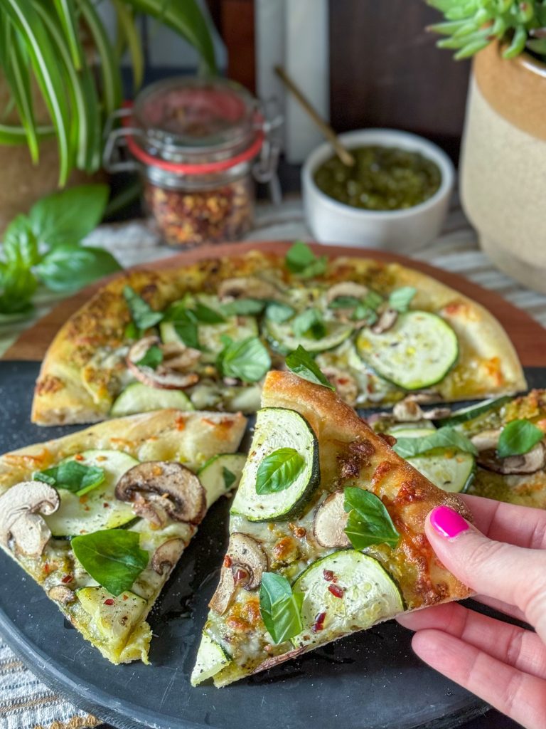 pizza met pistache pesto en kaas