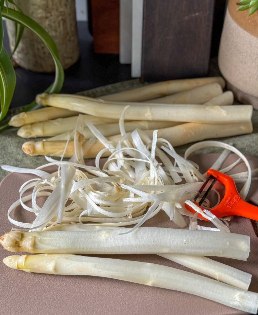 hoe schil je witte asperges