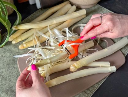 hoe schil je witte asperges