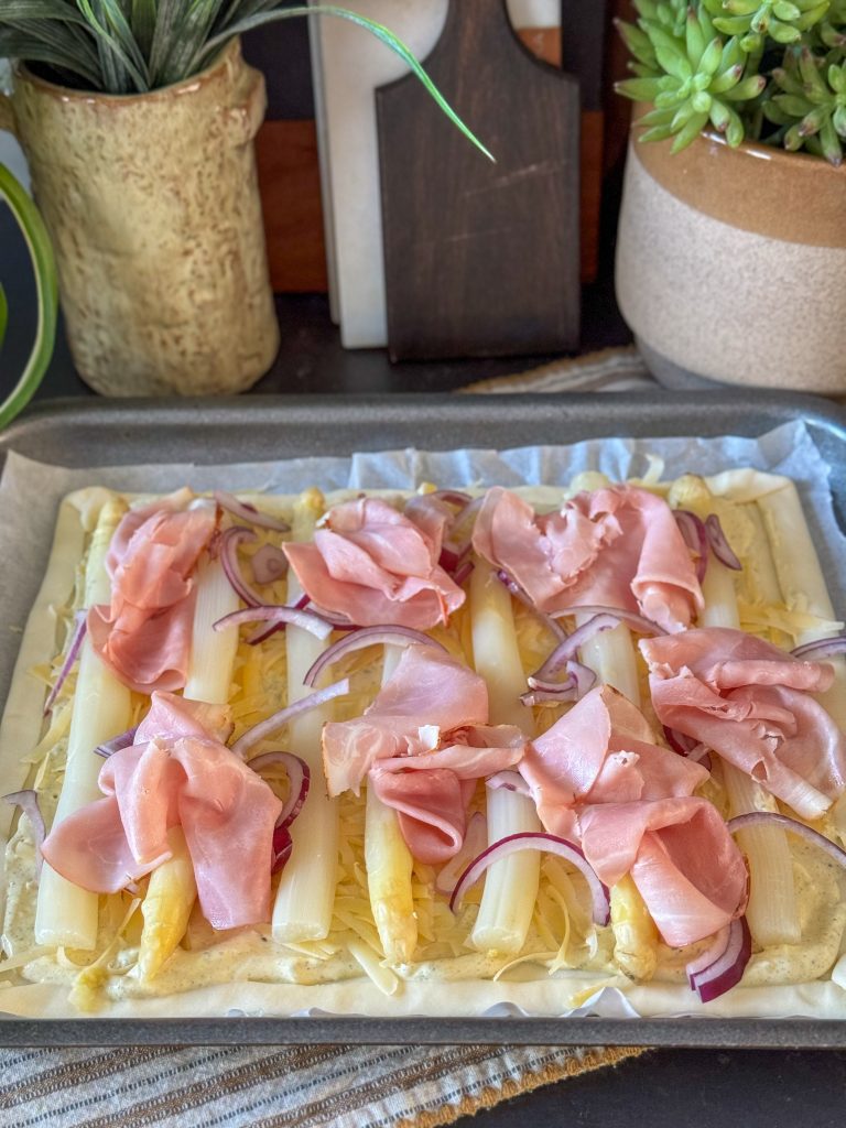Plaattaart met witte asperges en ham – perfect voor een makkelijke avond
