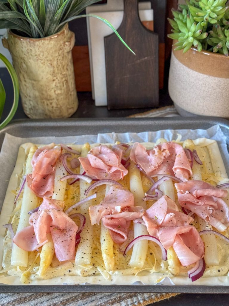 plaattaart met witte asperges en ham