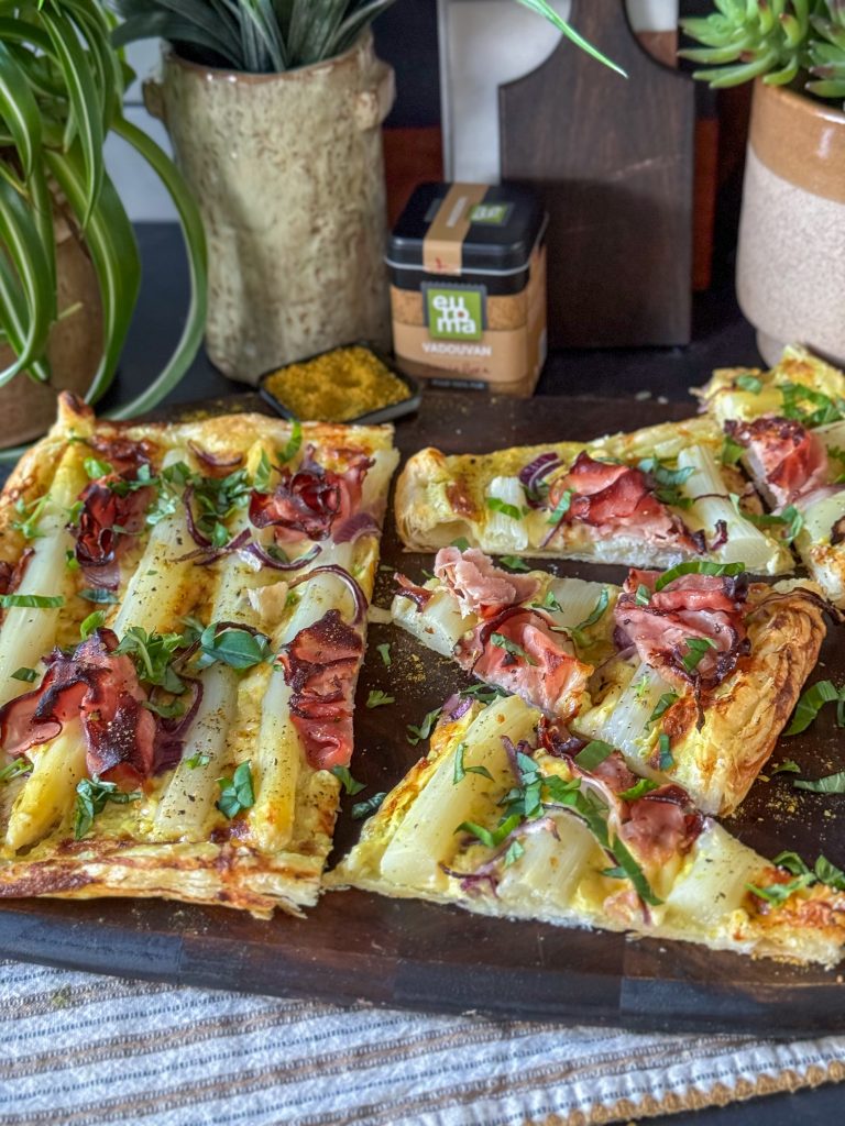 plaattaart met witte asperges en ham