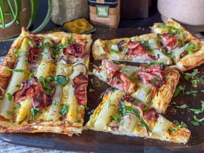 plaattaart met witte asperges en ham