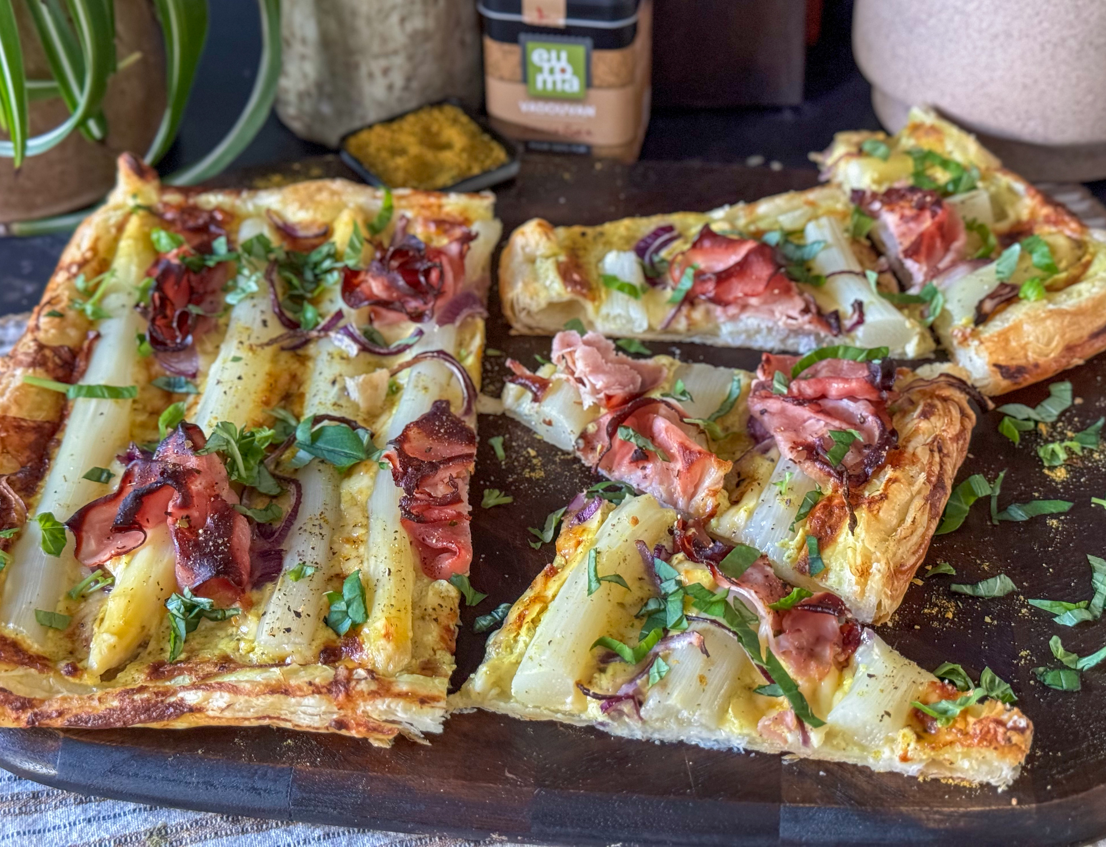 plaattaart met witte asperges en ham