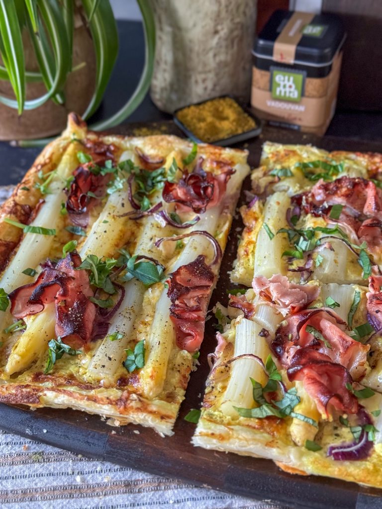 plaattaart met witte asperges en ham