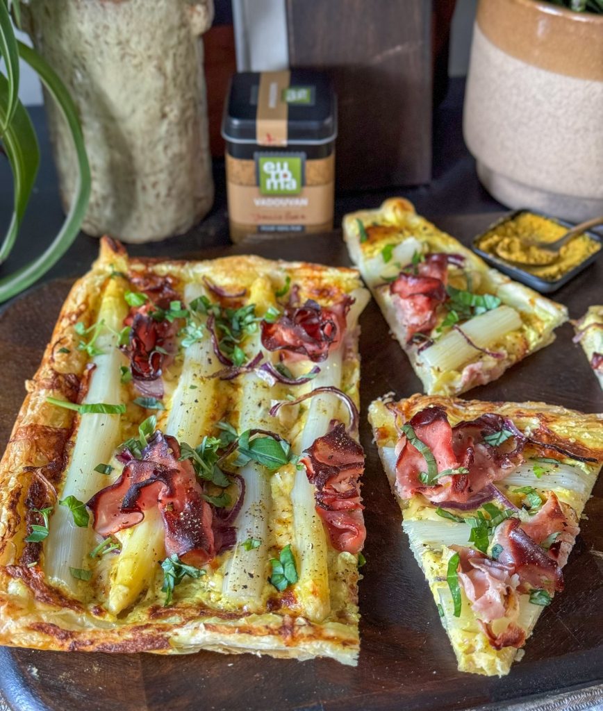 plaattaart met ham en witte asperges