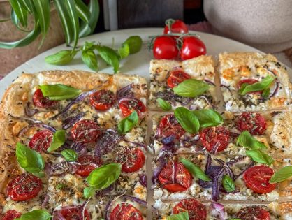 plaattaart met feta en rode ui